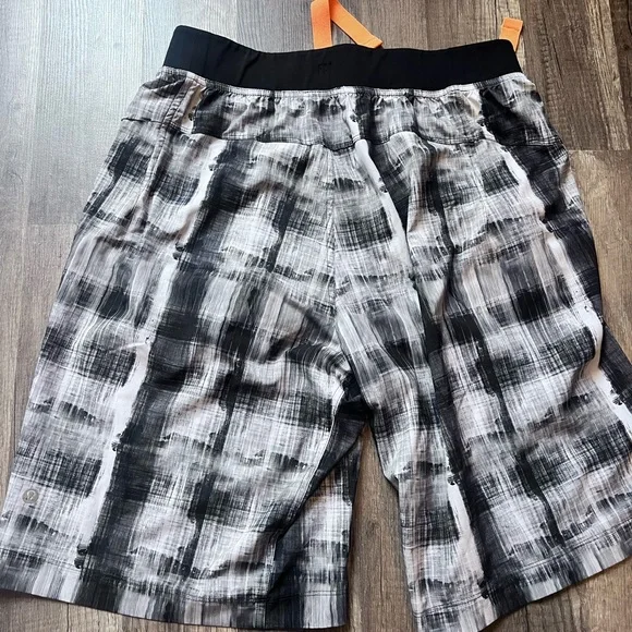 Lululemon Men’s Plaid Shorts Black Drawstring Size Medium Athletic - Picture 3 of 5
